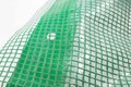 Gitterplane 4,00 x 6,00 m transparent mit grnem Gitter 250 g/m mit Nagelrand verstrkt gefaltet UV-stabil